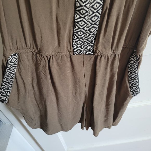 FORTUNE + IVY Danice Embroidery Trim Keyhole Romper - Picture 4 of 6